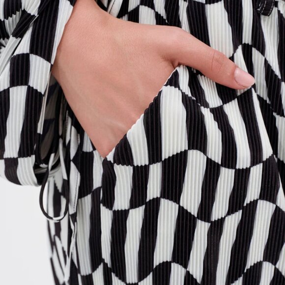 Akira Bari Checkered Plisse Trouser and Cropped Top Set - Picture 5 of 8